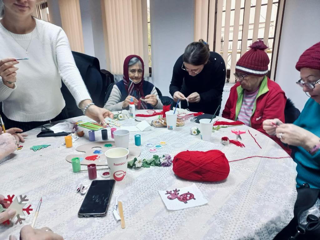 Astăzi, 22 noiembrie, bunicuțele Centrului de Zi pentru Persoane Vârstnice „Sfântul Ierarh Iosif cel Milostiv„ alături de studenții din anul al III-lea ai Facultății de Teologie Ortodoxă , specializarea Asistență Socială au început a simți mai mult venirea sărbătorii Crăciunului, dând frâu liber imaginației prin implicarea lor în ,,Atelierul de Crăciun''.        Acestea au realizat decorațiuni și picturi specifice venirii sărbătorilor, după propria imaginație și îndeletnicire. Bunicuțele au interacționat