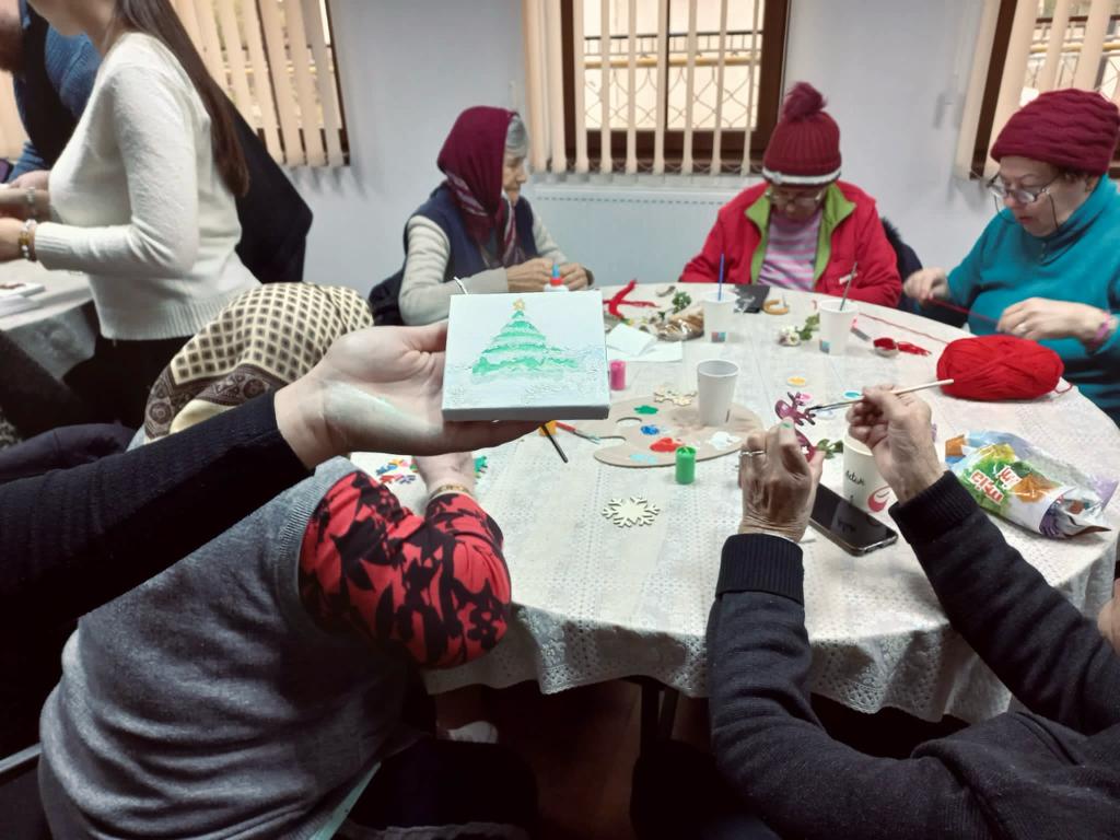 Astăzi, 22 noiembrie, bunicuțele Centrului de Zi pentru Persoane Vârstnice „Sfântul Ierarh Iosif cel Milostiv„ alături de studenții din anul al III-lea ai Facultății de Teologie Ortodoxă , specializarea Asistență Socială au început a simți mai mult venirea sărbătorii Crăciunului, dând frâu liber imaginației prin implicarea lor în ,,Atelierul de Crăciun''.        Acestea au realizat decorațiuni și picturi specifice venirii sărbătorilor, după propria imaginație și îndeletnicire. Bunicuțele au interacționat