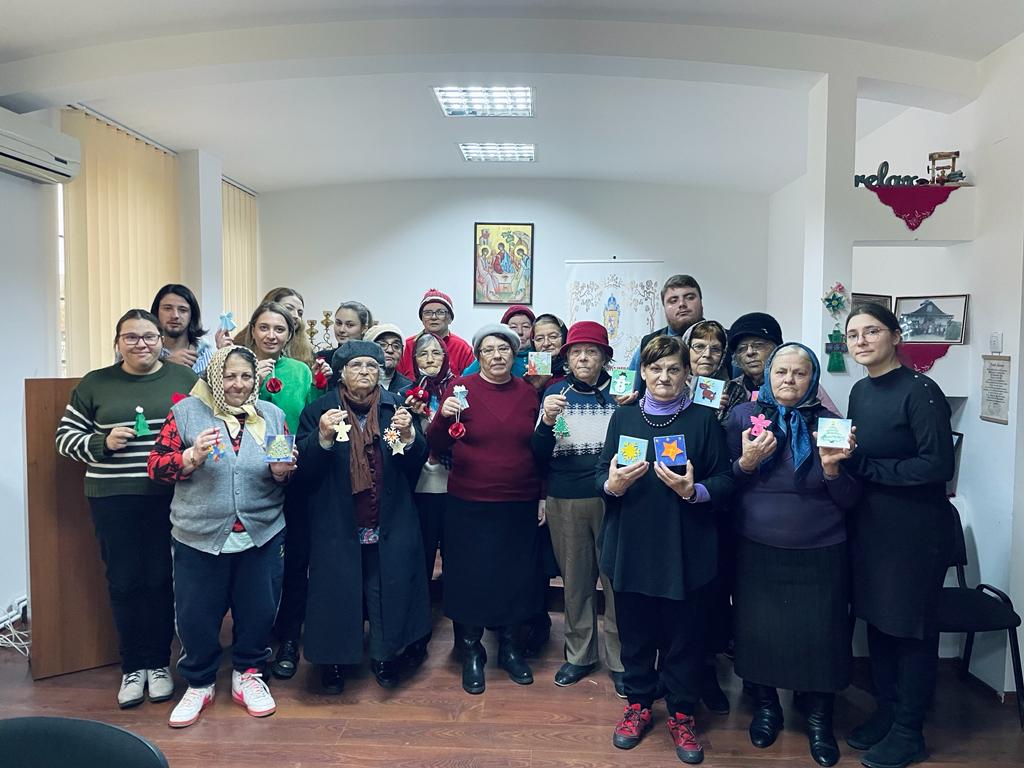 Astăzi, 22 noiembrie, bunicuțele Centrului de Zi pentru Persoane Vârstnice „Sfântul Ierarh Iosif cel Milostiv„ alături de studenții din anul al III-lea ai Facultății de Teologie Ortodoxă , specializarea Asistență Socială au început a simți mai mult venirea sărbătorii Crăciunului, dând frâu liber imaginației prin implicarea lor în ,,Atelierul de Crăciun''.        Acestea au realizat decorațiuni și picturi specifice venirii sărbătorilor, după propria imaginație și îndeletnicire. Bunicuțele au interacționat
