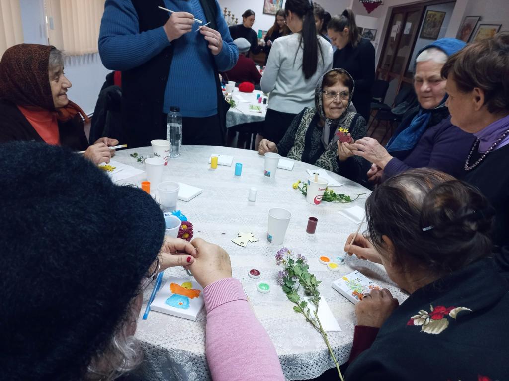 Astăzi, 22 noiembrie, bunicuțele Centrului de Zi pentru Persoane Vârstnice „Sfântul Ierarh Iosif cel Milostiv„ alături de studenții din anul al III-lea ai Facultății de Teologie Ortodoxă , specializarea Asistență Socială au început a simți mai mult venirea sărbătorii Crăciunului, dând frâu liber imaginației prin implicarea lor în ,,Atelierul de Crăciun''.        Acestea au realizat decorațiuni și picturi specifice venirii sărbătorilor, după propria imaginație și îndeletnicire. Bunicuțele au interacționat